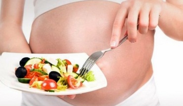 Ευτυχισμένη και χορτάτη έγκυος χωρίς υπερβολές στην διατροφή