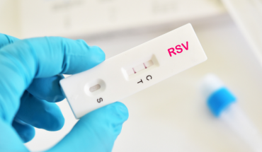 Ο αναπνευστικός συγκυτιακός ιός προσβάλλει βρέφη και παιδιά αλλά "ακοτώνει" ηλικιωμένους