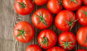 Η κόκκινη λαχταριστή ντομάτα είναι φτωχή σε θερμίδες και πλούσια σε αντιοξειδωτικά