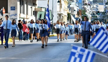 Στις παρελάσεις με test to stay οι μαθητές