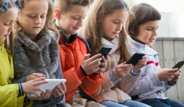 Οι περιορισμοί στη χρήση κινητών στα σχολεία βελτιώνουν την ακαδημαϊκή επίδοση μακροπρόθεσμα