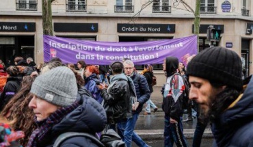 Γαλλία: Το δικαίωμα στην άμβλωση θα κατοχυρωθεί στο Σύνταγμα