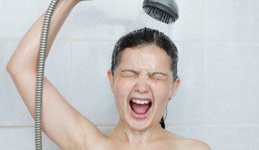 Το κρύο ντουζ μάς δροσίζει αλλά επηρεάζει μαλλιά και δέρμα