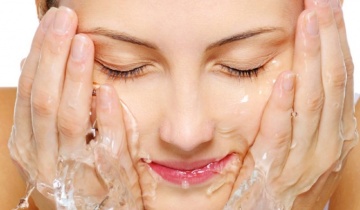 Skin Flooding: Τι είναι και πώς μπορεί να τονώσει την ομορφιά μας