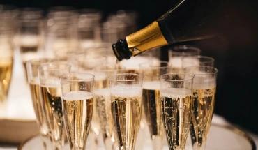 Χριστούγεννα και αλκοόλ: Τι λένε οι ειδικοί για το ασφαλές όριο