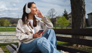 Πώς επηρεάζει την ακοή μας η αλόγιστη ακρόαση δυνατής μουσικής με ακουστικά