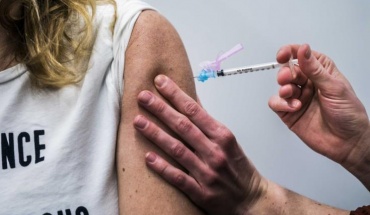 Μόνο μετά την τρίτη δόση εμβολίου μειώνεται το ιικό φορτίο της Όμικρον