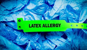Αλλεργία στο λάτεξ: Πώς εμφανίζεται και ποιους αφορά