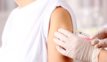 Ελπίδες για προστασία και από την Όμικρον από την ενισχυτική δόση των εμβολίων