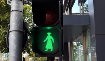 Γυναικείες φιγούρες σε σηματοδότες διαβάσεων πεζών
