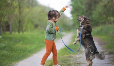 Η συμβίωση με σκύλους βοηθάει την ψυχική υγεία των παιδιών
