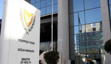 Ένας θάνατος και 2.716 νέα περιστατικά κορωνοϊού