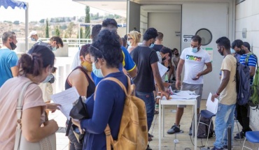 Ουρές αναμονής για walk-in εμβολιασμούς στο αθλητικό κέντρο «Σπύρος Κυπριανού»