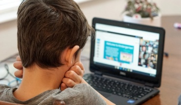 Θύμα παρενόχλησης μέσω διαδικτύου σχεδόν ένα παιδί στα έξι