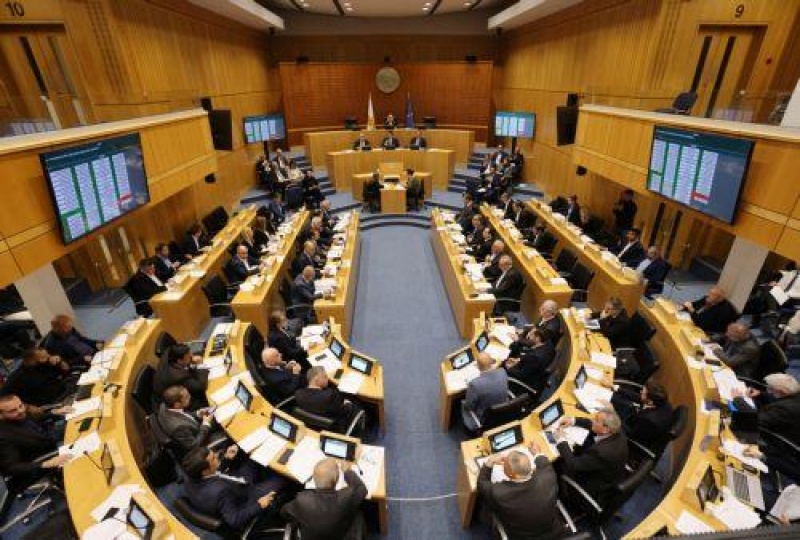 Φωταγώγηση της Βουλής για την παγκόσμια ημέρα κοιλιοκάκης