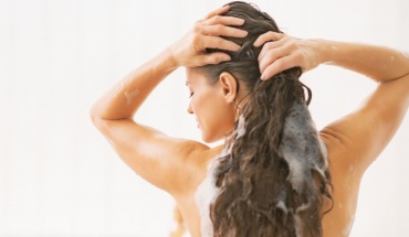 Αμφιλεγόμενη μέθοδος λουσίματος μαλλιών θεωρείται από αρκετούς σωτήρια