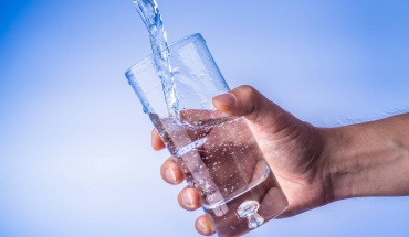 Τελικά πόσο νερό πρέπει να πίνουμε καθημερινά;
