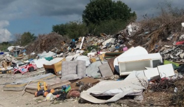 Ξεπερνούν τους 600 οι παράνομοι σκυβαλότοποι – Κίνδυνος φωτιάς