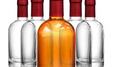 Κατάσχεση μεγάλης ποσότητας φιαλών-απομιμήσεων βότκας από το Τμήμα Τελωνείων