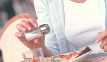 Η συνήθεια να προσθέτουμε αλάτι στο πιάτο συνδέεται με κίνδυνο καρκίνου