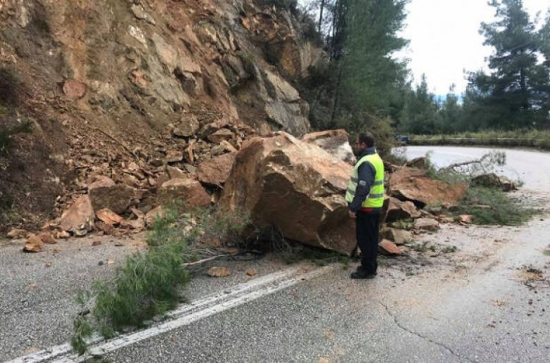 Κατολισθήσεις και πυκνή ομίχλη σε δρόμους στα Ορεινά Λευκωσίας και Λεμεσού