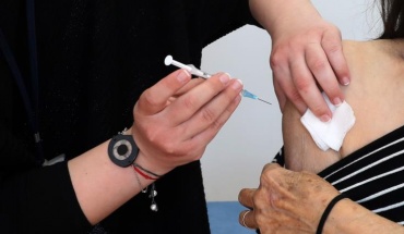 Διενεργήθηκαν 10.918 εμβολιασμοί κατά της COVID τη Δευτέρα