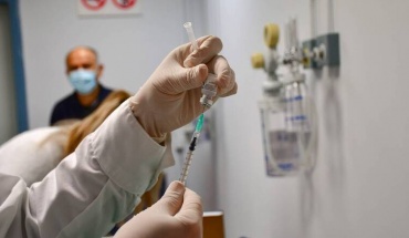 Υποχρεωτικός εμβολιασμός εργαζομένων σε δομές υγείας: Η Ελλάδα δίνει μάχη
