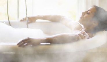 Βρέθηκε σύνδεσμος μεταξύ του ζεστού μπάνιου και του καλού ύπνου