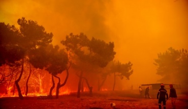 Μαίνεται ανεξέλεγκτα η πυρκαγιά στη  Δαδιά