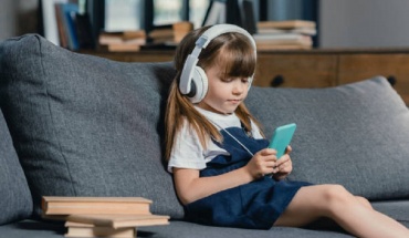Τα παιδιά εκτίθενται σε κινδύνους από τη χρήση ακουστικών