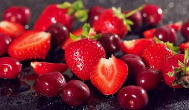 Κεράσια VS φράουλες: Ποιος κερδίζει σε διατροφική αξία;