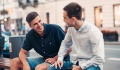 Οι γερές φιλίες μπορούν να προστατεύσουν τους εργένηδες από την κατάθλιψη και την πορνογραφία