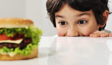 Το "γρήγορο- πρόχειρο" φαγητό είναι επιζήμιο για τα παιδιά σε πολλά επίπεδα