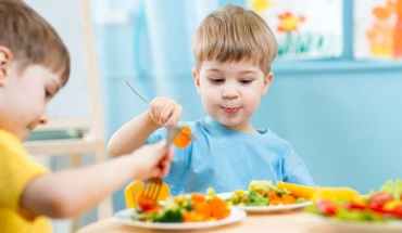 Φρούτα και λαχανικά ή ποτά με ζάχαρη; Τι υπερισχύει στη διατροφή των παιδιών