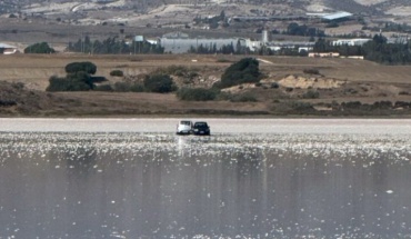 Σε εξέλιξη η επιχείρηση απεγκλωβισμού δύο οχημάτων στην αλυκή Λάρνακας