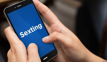 Φλερτ, σεξουαλικά υπονοούμενα και προσωπικές φωτογραφίες μέσω sms και messenger