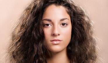 Πώς να αποφύγετε το φριζάρισμα στα μαλλιά