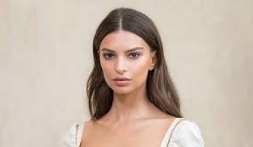 Το μοντέλο Emily Ratajkowski μιλά για τους κινδύνους «ειδωλοποίησης»