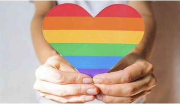 Πώς η ΛΟΑΤΚΙ+ ταυτότητα ενός νέου μπορεί να επηρεάσει την ψυχική του υγεία