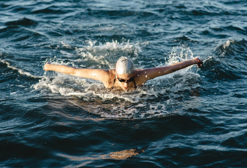 &Chi;&epsilon;&iota;&mu;&epsilon;&rho;&iota;&nu;ή &kappa;&omicron;&lambda;ύ&mu;&beta;&eta;&sigma;&eta;: Ό&phi;&epsilon;&lambda;&omicron;&sigmaf; ή &kappa;ί&nu;&delta;&upsilon;&nu;&omicron;&sigmaf;;