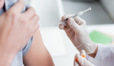 Αρχίζουν οι ταυτόχρονοι εμβολιασμοί κατά Covid-19 και γρίπης