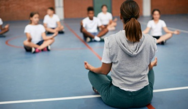 Δασκάλες κάνουν γυμναστική στα παιδιά με τακούνι