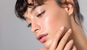 Glass skin: Πώς να αποκτήσετε πιο λαμπερό και ενυδατωμένο δέρμα