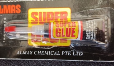 Επικίνδυνες χημικές ουσίες σε κόλλα άμεσης δράσης (superglue)