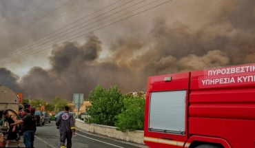 Πυρκαγιά: Ολονύκτια μάχη για να σωθούν ζωές και περιουσίες