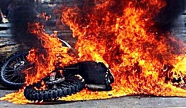 Εμπρησμός μοτοσυκλέτας λίγο μετά τα μεσάνυχτα στο Ακάκι