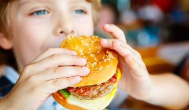 Η παχυσαρκία στους νέους της Δύσης σχετίζεται άμεσα με το πρόχειρο φαγητό