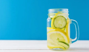 Μύθοι κι αλήθειες για τα οφέλη από το νερό με λεμόνι