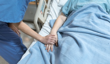 Ασθενείς με Covid-19 που είχαν σοβαρή φλεγμονή κινδυνεύουν να πεθάνουν τον επόμενο χρόνο