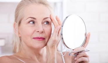 Τρεις συμβουλές για υγιές δέρμα στη φάση προ της εμμηνόπαυσης